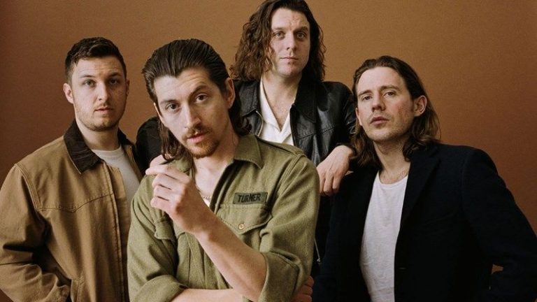 Não é bem um regresso, mas... os Arctic Monkeys anunciam álbum ao vivo