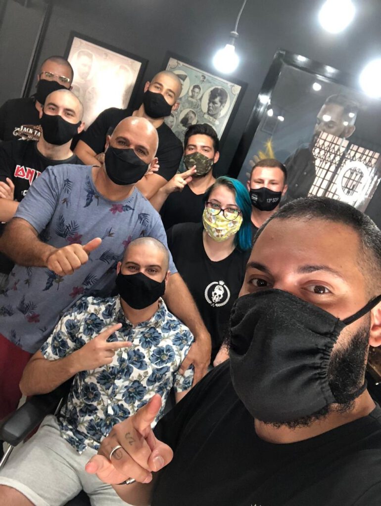 Barbeiros apoiam cliente com cancro - Camões Rádio - Brasil