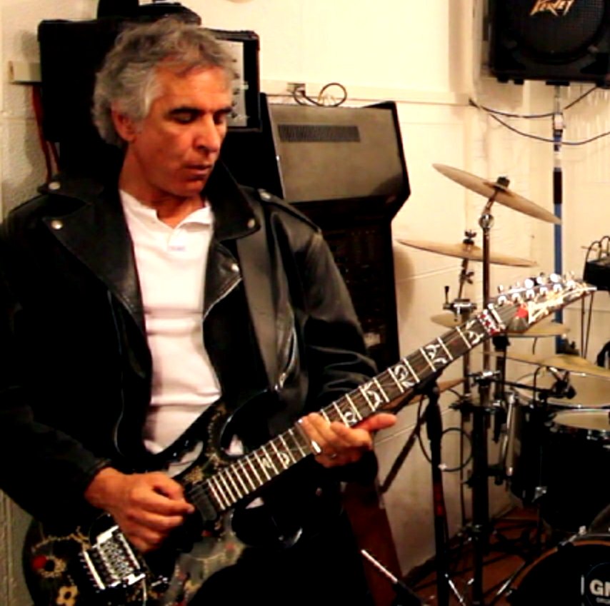 Francis Mann- o antigo guitarrista dos Xutos & Pontapés - Camões Rádio - Mundo
