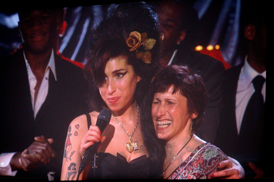 novo documentário sobre Amy Winehouse - camões rádio - mundo