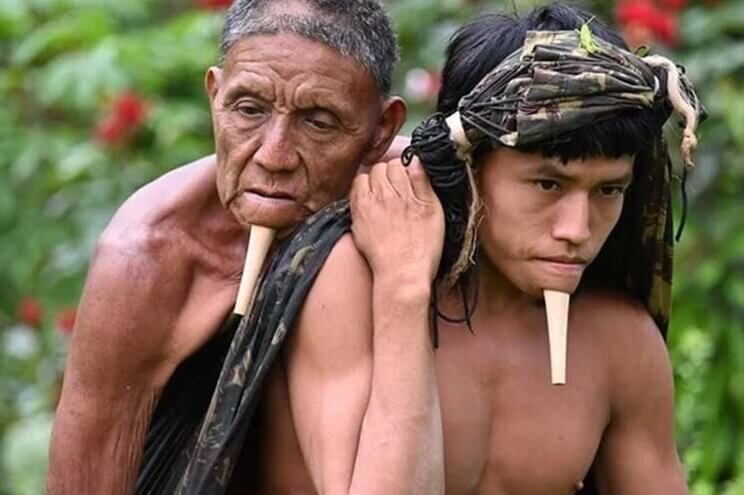 Indigeno carrega pai para ser vacinado Covid-19 - Camões Rádio - Brasil