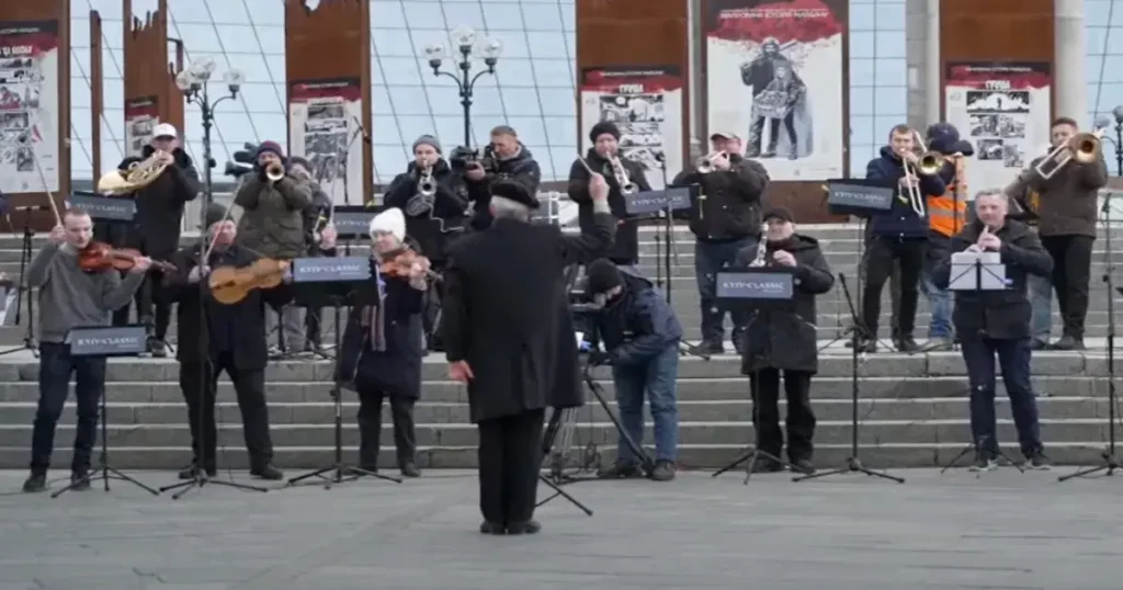 Orquestra Sinfónica atua no centro de Kiev para pedir o fim da guerra - Camões Rádio - Música