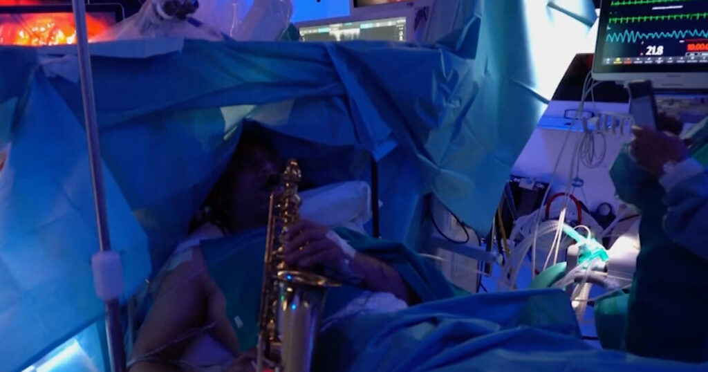 Paciente toca saxofone - Camões Rádio - Noticias