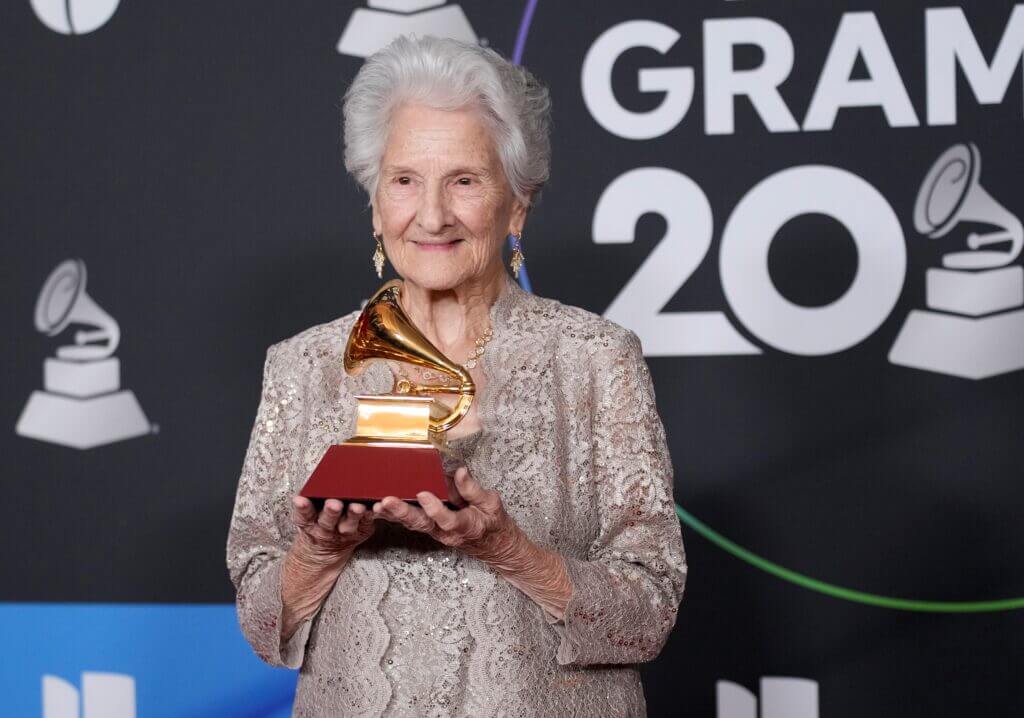 ganha um Grammy aos 95 anos - Camões Rádio - Música