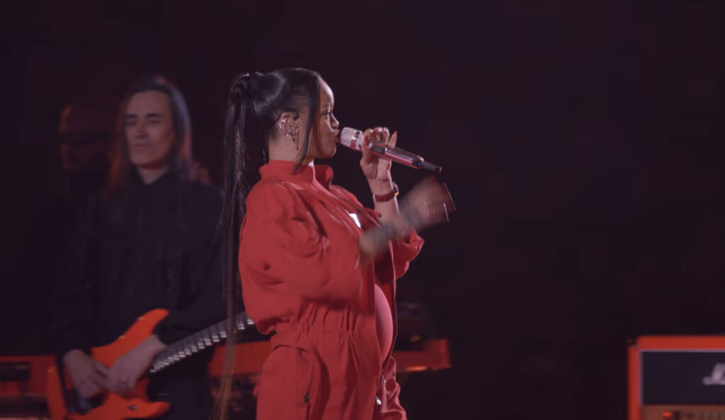 guitarrista português com Rihanna na Super Bowl - Camões Rádio - Música